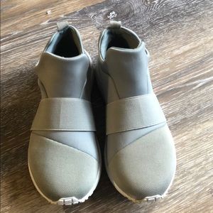 Gray Steve Madden Women’s Pull on Sneaker